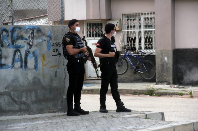Adana polisi o mahalleyi ablukaya aldı