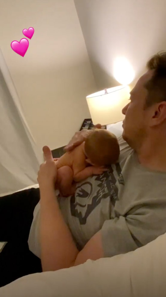 Elon Musk oğlu X’i göğsünde böyle uyuttu