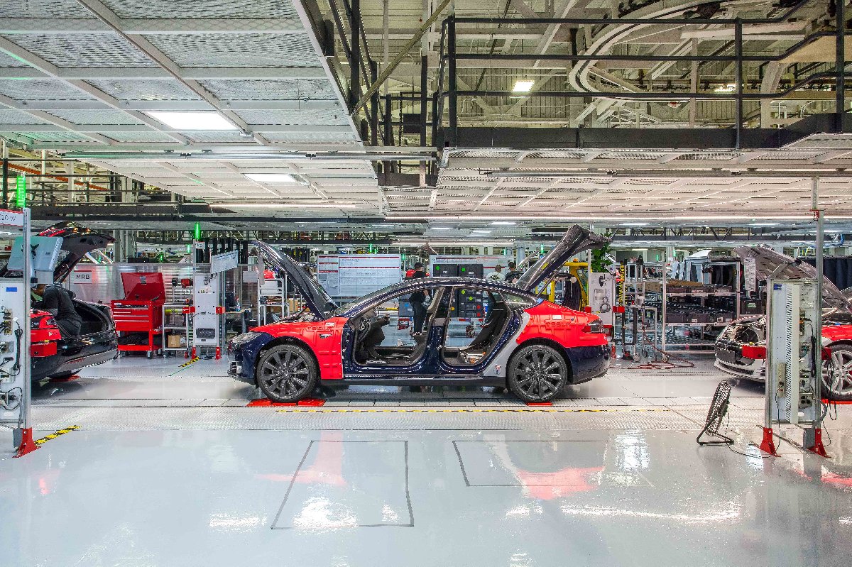 Tesla karantina tanımıyor! Fabrikayı açtı
