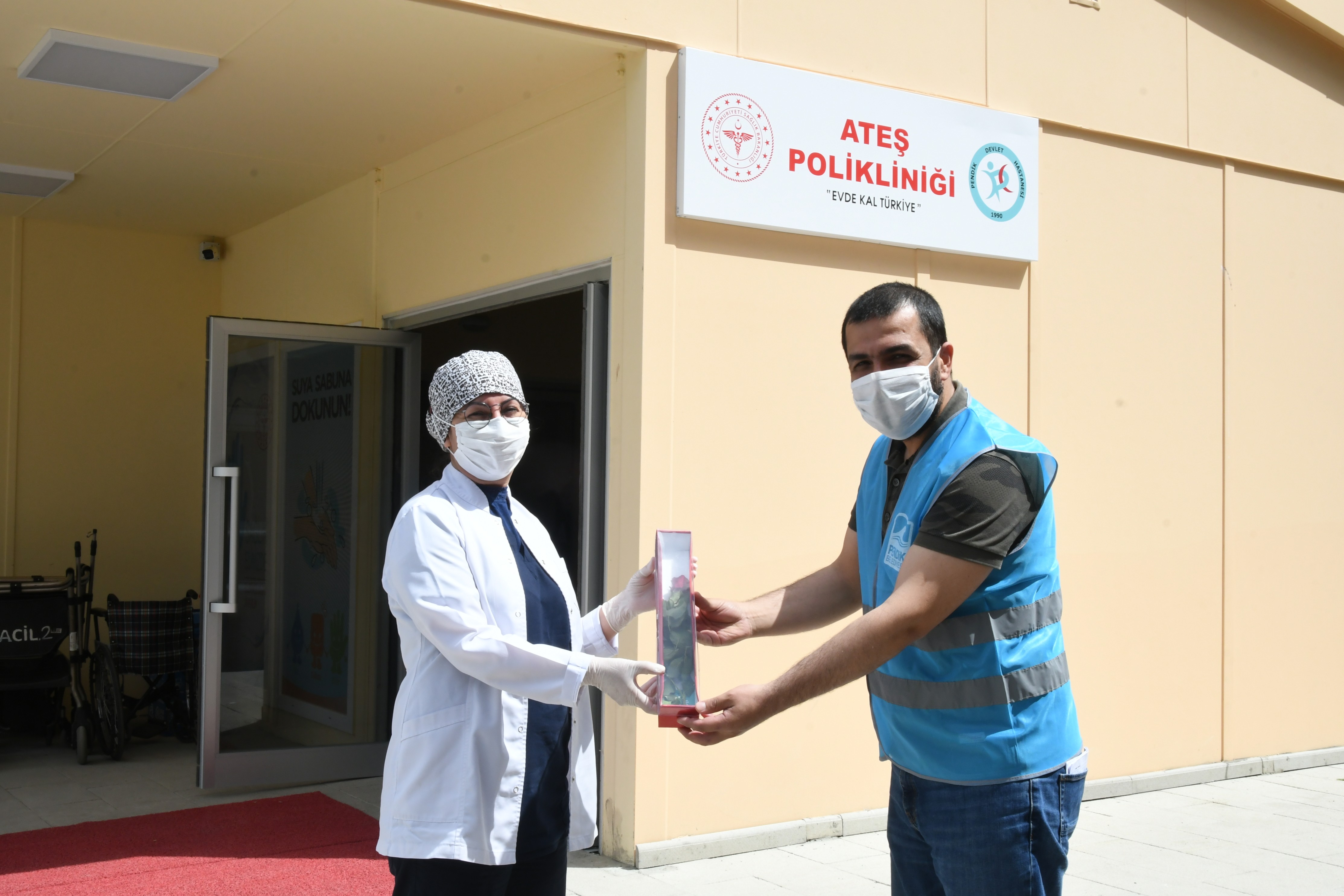 Pendik Belediye Başkanı Ahmet Cin'den Hemşireler Günü'nde çiçek sürprizi!