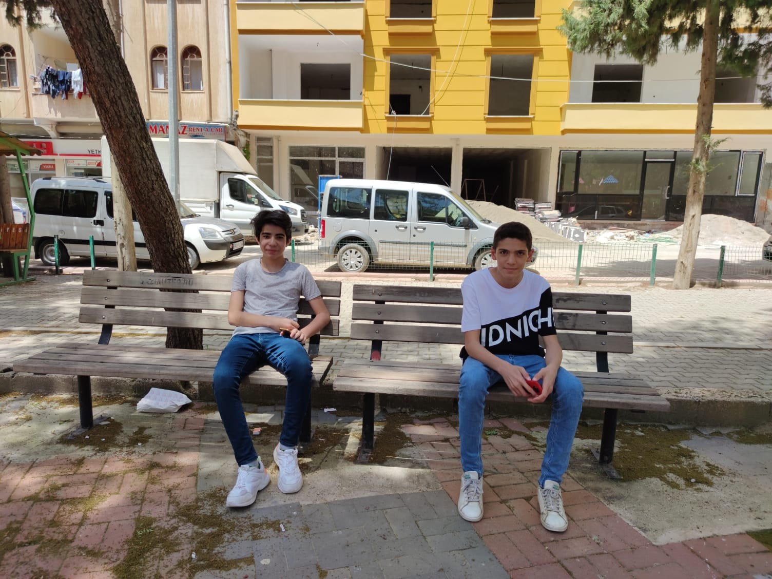 Çocuklar 40 gün sonra sokağa ilk adımını attı