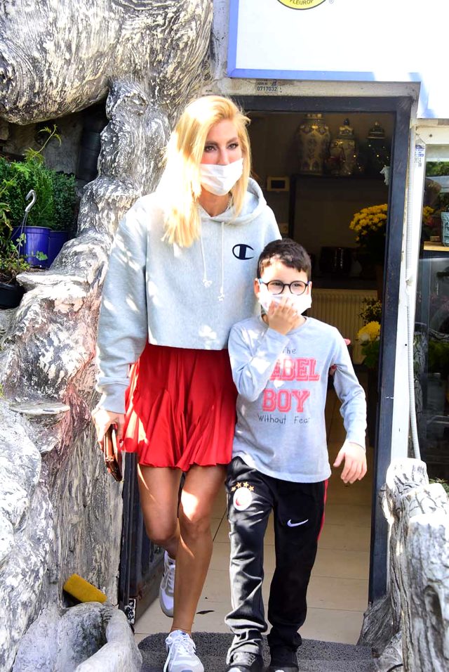 Çağla Şıkel yasağı çiğneyip çocuklarını dışarı çıkardı