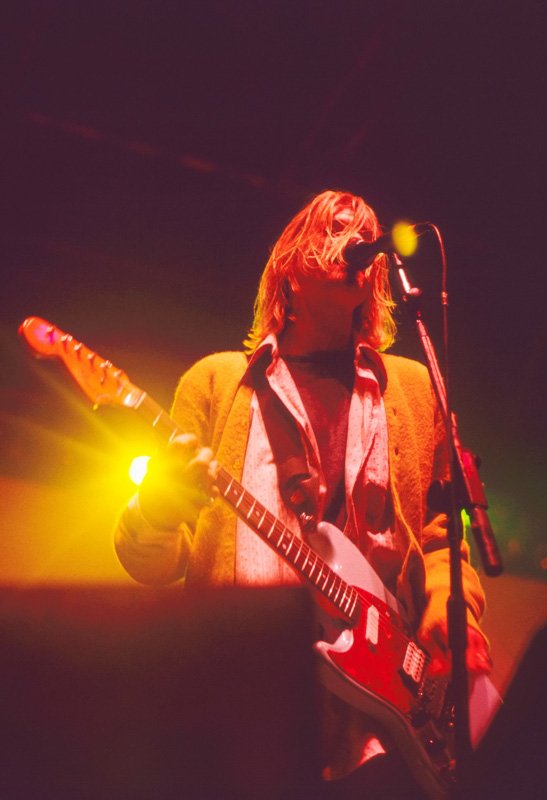 Önce hırkası şimdi de gitarı... Cobain'in efsane konserdeki eşyalarına 1 milyon dolar