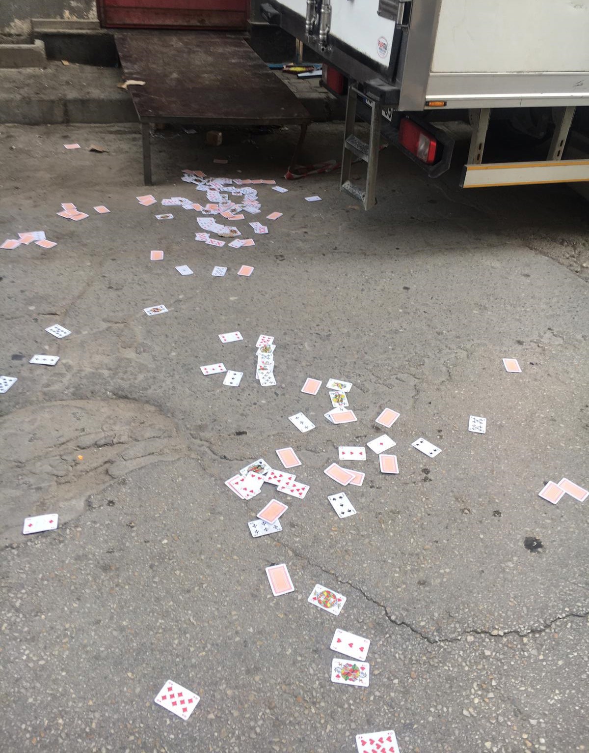 Kumar baskını! Polis ekiplerini görünce kumar kağıtlarını camdan aşağı attılar