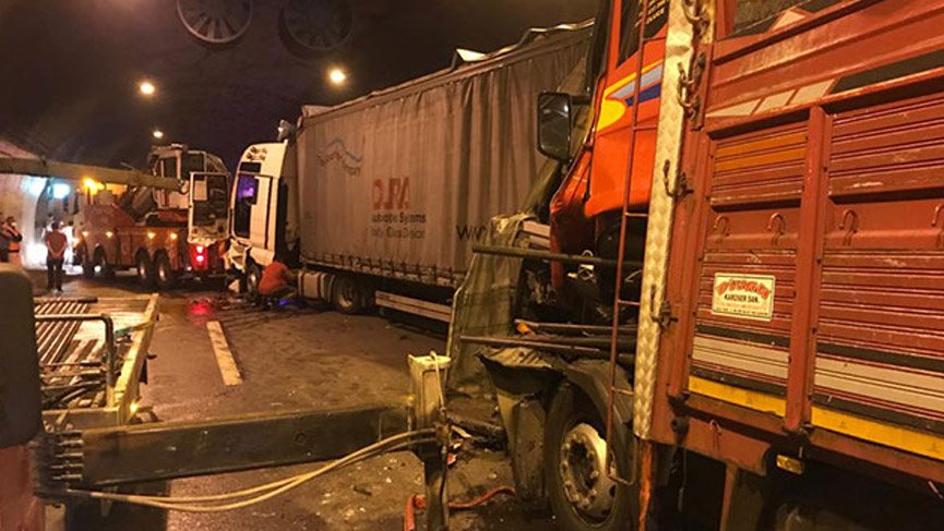Zincirleme kaza! Trafik ulaşıma kapandı