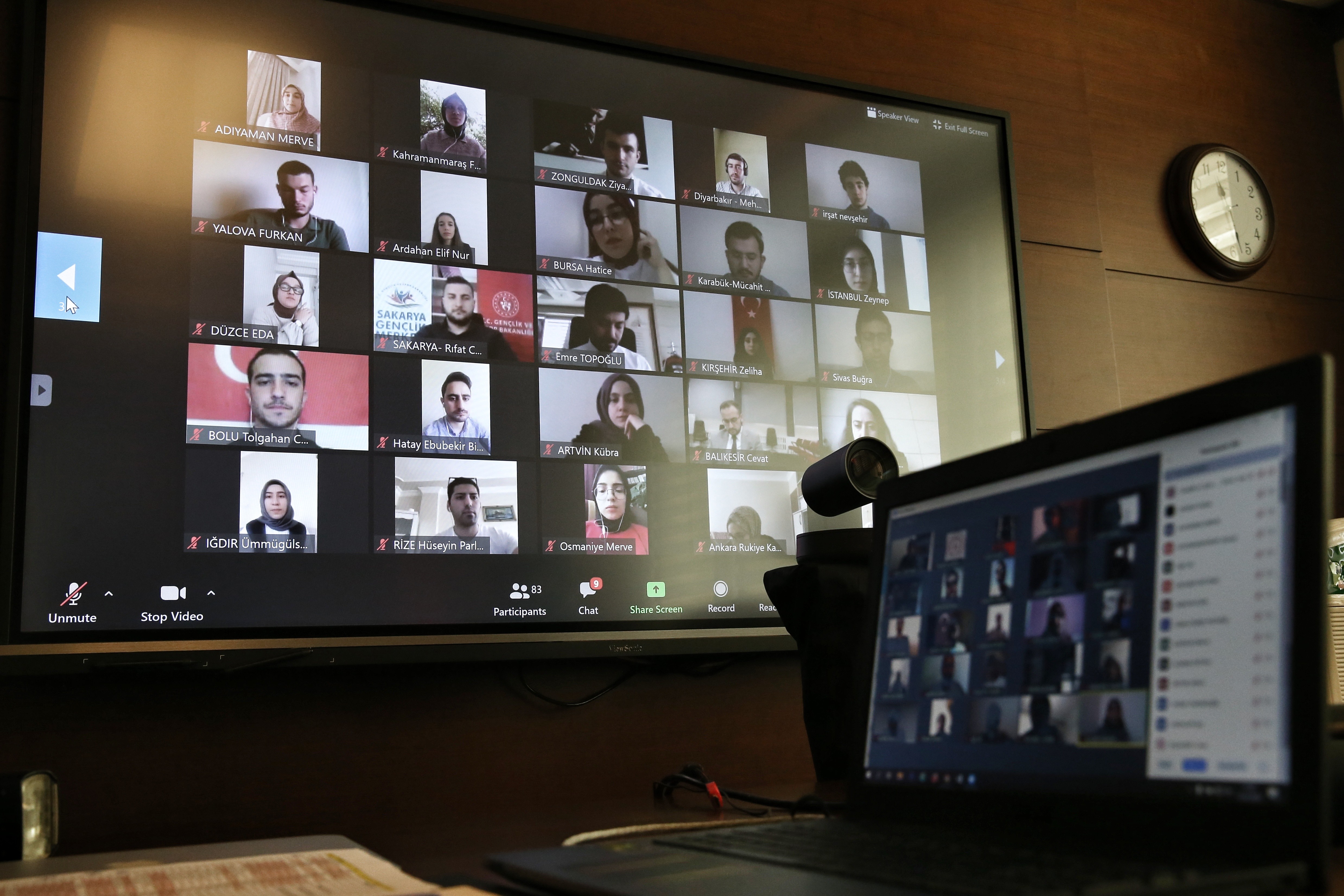 Bakan Kasapoğlu, gençlerle video konferansta bir araya geldi