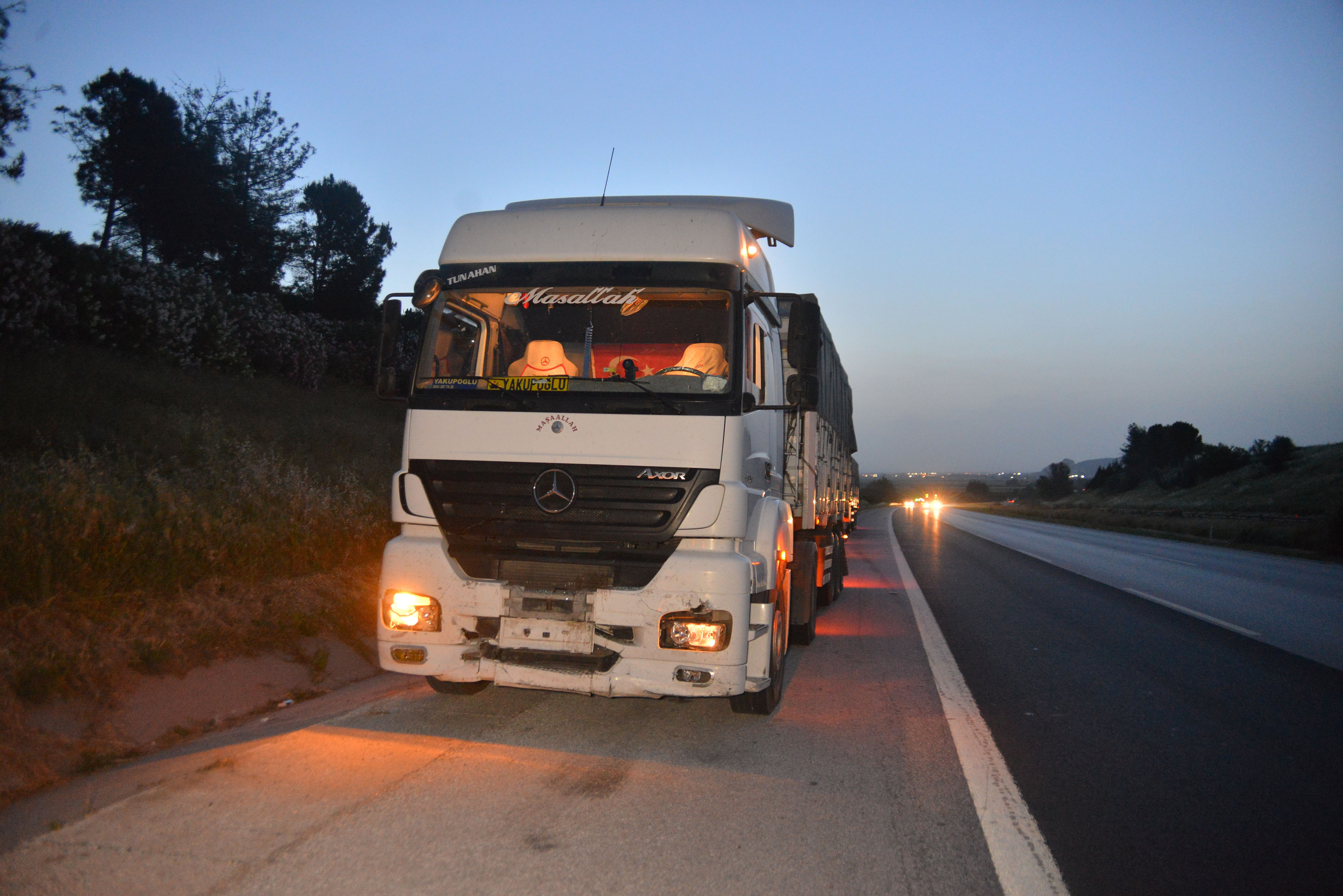 Adana'da TIR'ın çarptığı otomobile hurdaya döndü: 1 ölü, 3 yaralı