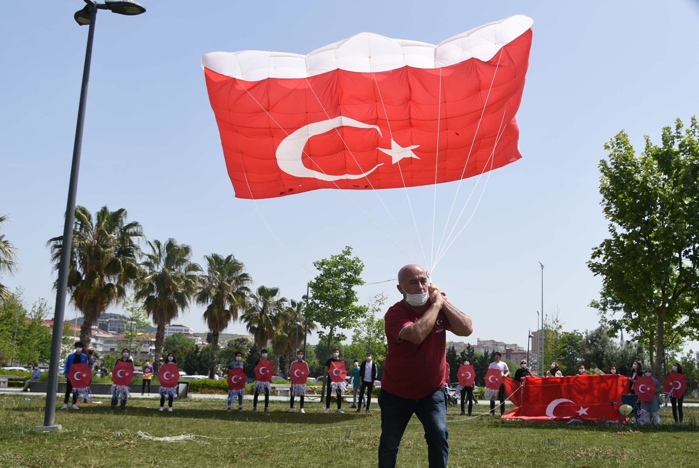 Pendik'te 19 Mayıs kutlamalarında Türk bayrağı desenli uçurtma ilgi çekti!