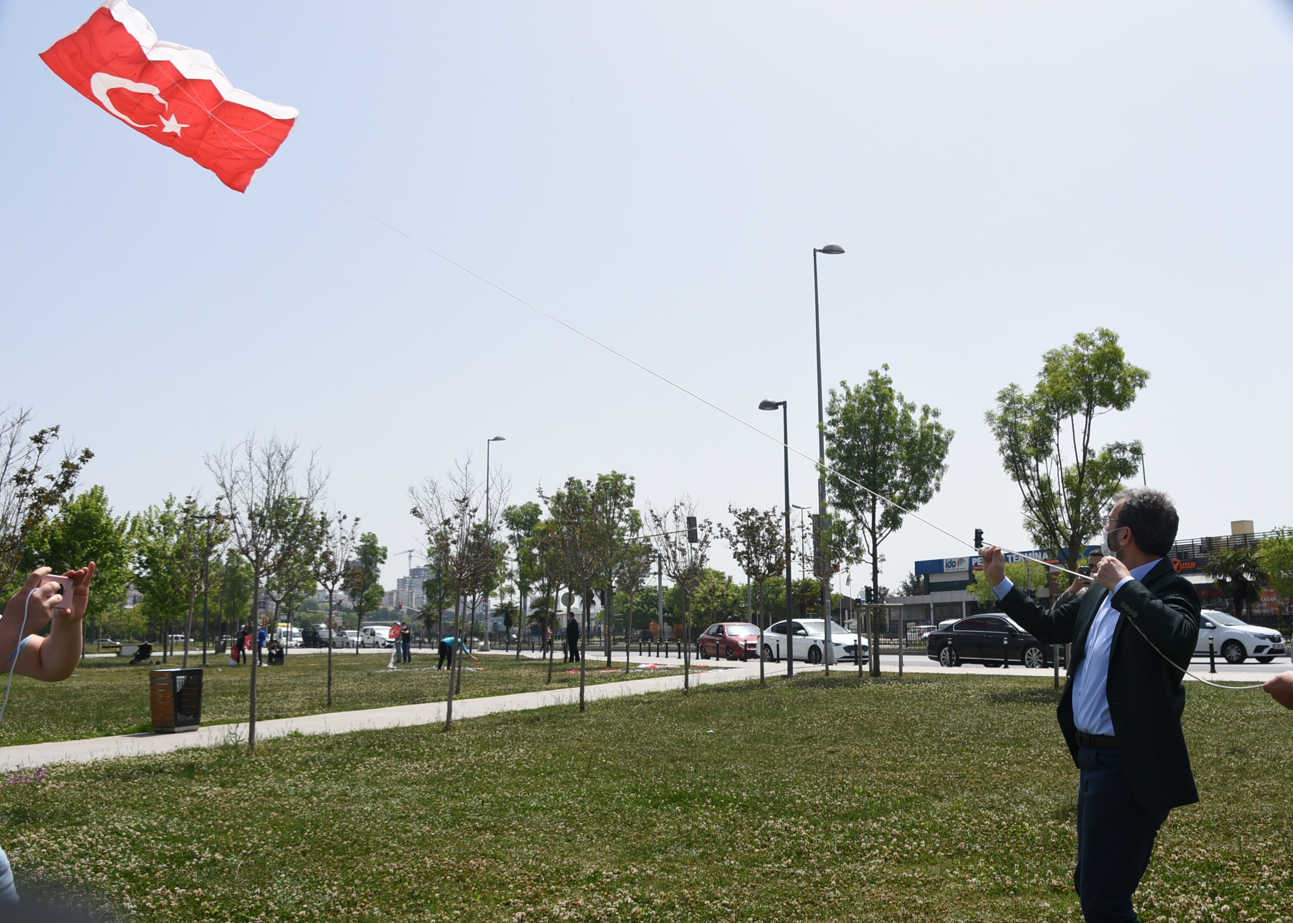 Pendik'te 19 Mayıs kutlamalarında Türk bayrağı desenli uçurtma ilgi çekti!
