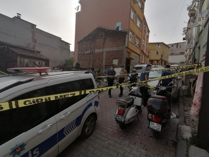 Beyoğlu'nda hurdacılar demir topladıkları metruk binada kafatası buldu