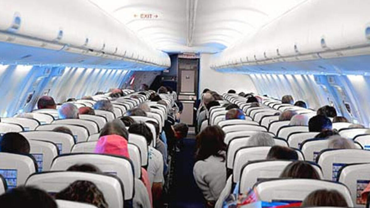 Elini futbolcunun pantolonuna soktu! Uyuşturucu alan kadının uçak tacizi