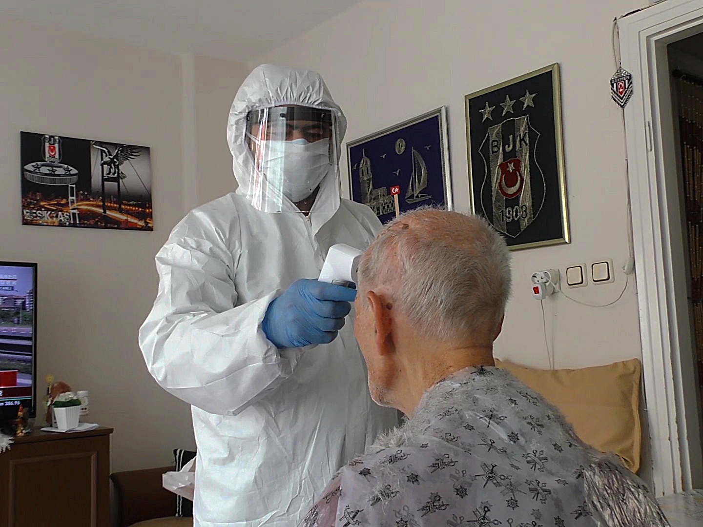 Pendik'teki yaşlı vatandaşlara berber desteği!