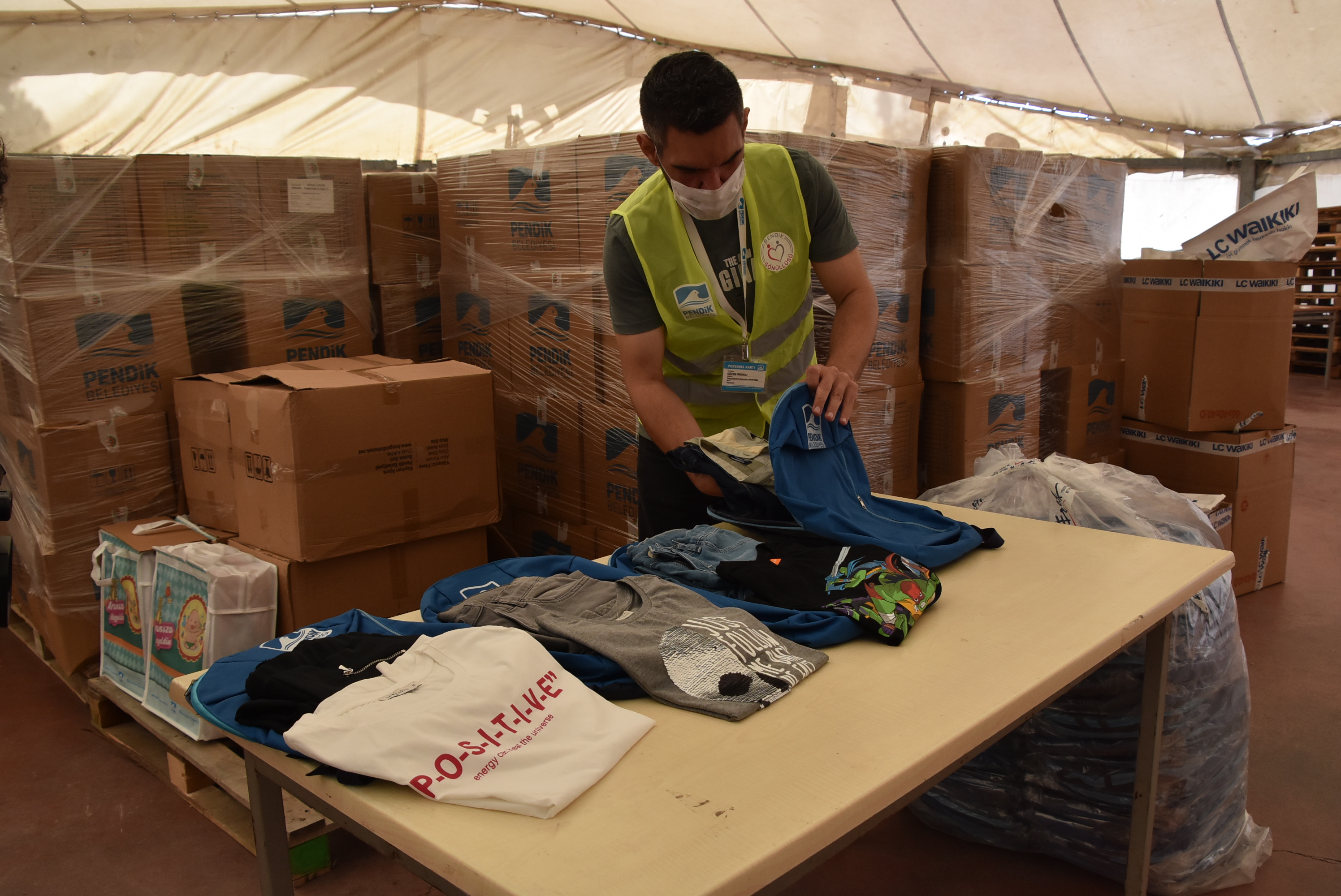 Pendik Belediyesi'nden yetim çocuklarına bayram hediyesi!