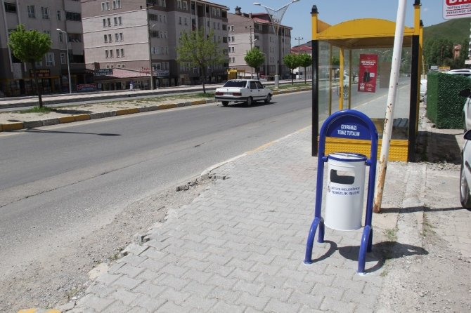 Bitlis Belediyesinden işlek caddelere yeni çöp kovaları