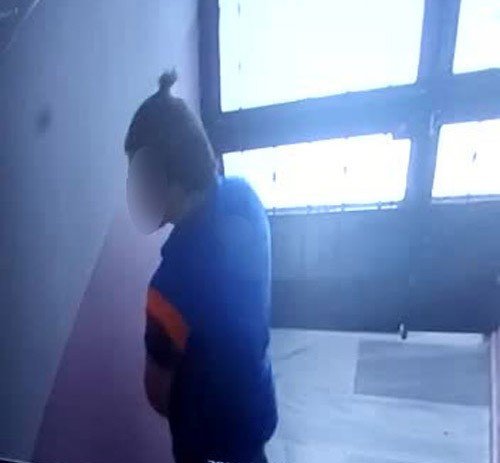 Büyük rezalet! Kargocu apartmana tuvaletini yaptı