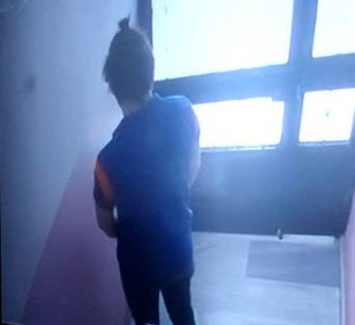 Büyük rezalet! Kargocu apartmana tuvaletini yaptı