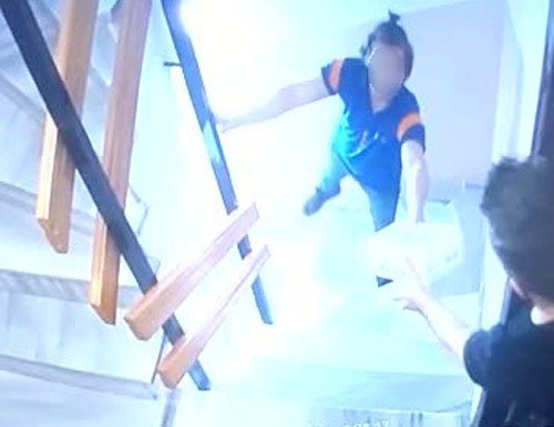 Büyük rezalet! Kargocu apartmana tuvaletini yaptı