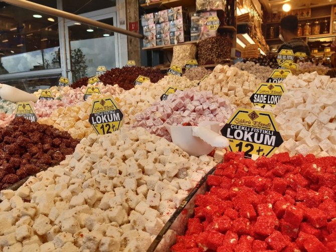 Eminönü’nde 'sosyal mesafesiz' bayram alışverişi yoğunluğu