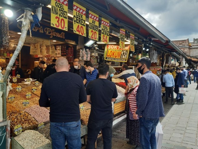 Eminönü’nde 'sosyal mesafesiz' bayram alışverişi yoğunluğu