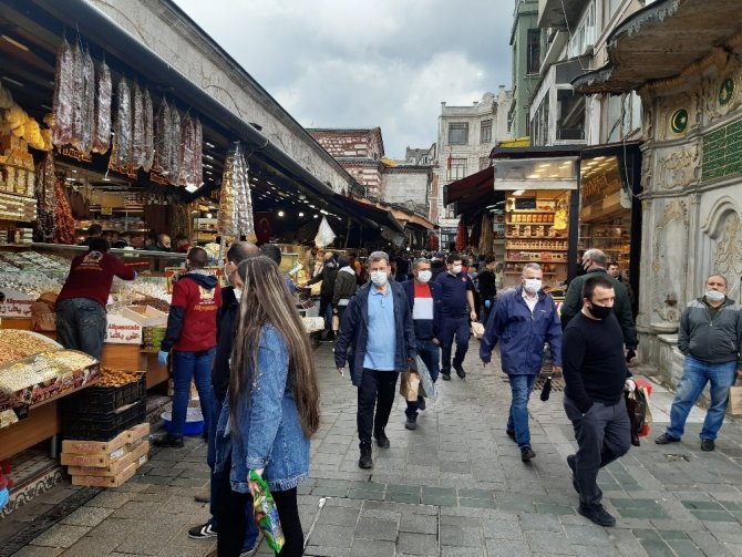 Eminönü’nde 'sosyal mesafesiz' bayram alışverişi yoğunluğu