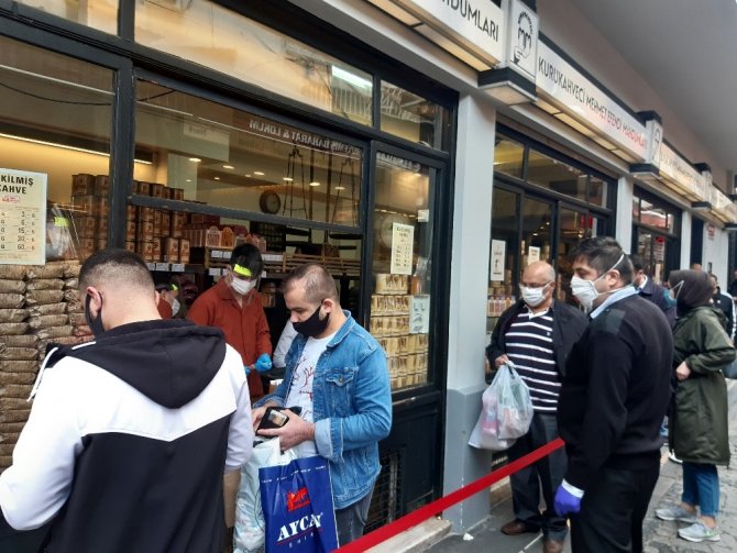 Eminönü’nde 'sosyal mesafesiz' bayram alışverişi yoğunluğu