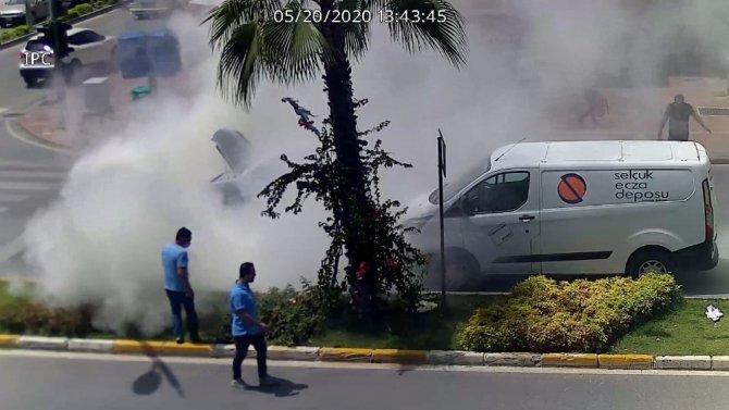 İlginç yardım! 5 yangın tüpünü bir otomobile boşalttılar