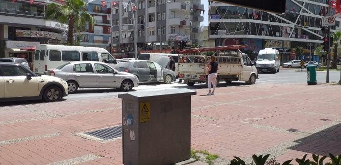 İlginç yardım! 5 yangın tüpünü bir otomobile boşalttılar