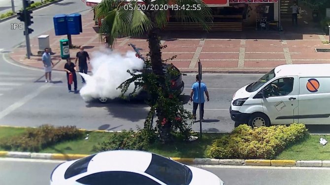 İlginç yardım! 5 yangın tüpünü bir otomobile boşalttılar