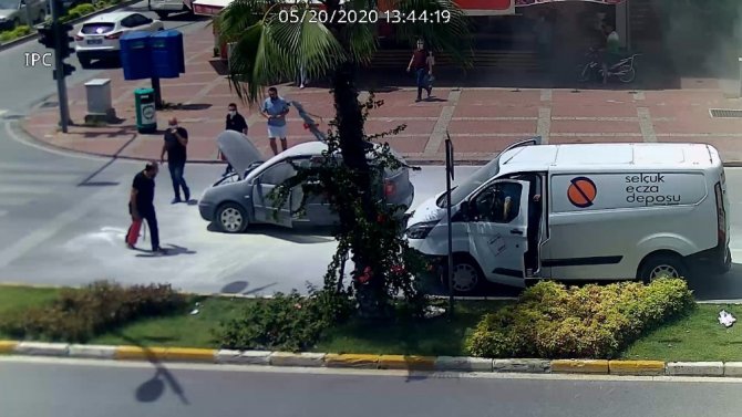 İlginç yardım! 5 yangın tüpünü bir otomobile boşalttılar