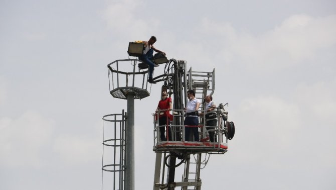 İntihar teşebbüsünde bulunan genci canlı yayınladılar