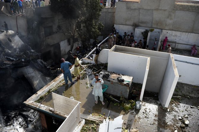 Pakistandaki uçak kazasına ilişkin korkutan açıklama geldi: Kazada kimsenin kurtulduğunu düşünmüyoruz
