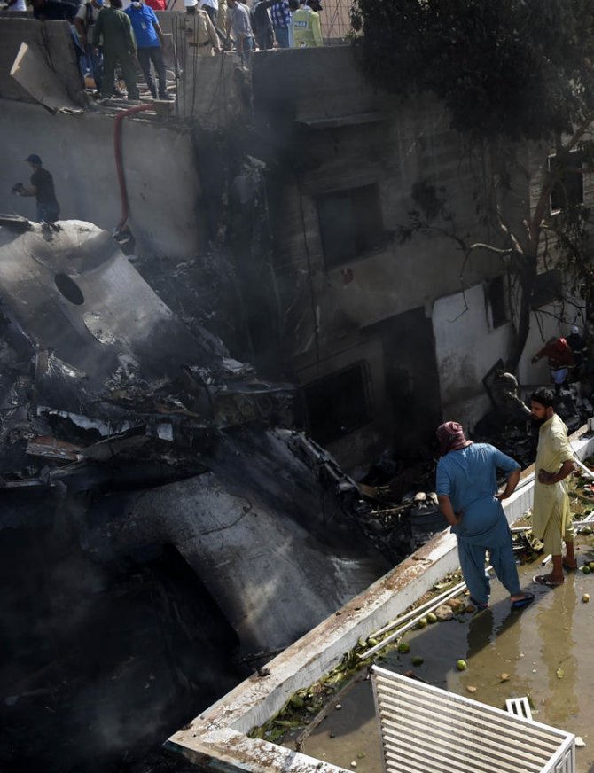 Pakistandaki uçak kazasına ilişkin korkutan açıklama geldi: Kazada kimsenin kurtulduğunu düşünmüyoruz