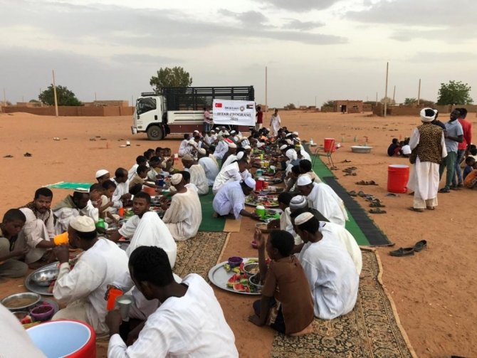 Türkiye'den Afganistan ve Sudan’da binlerce kişiye iftar