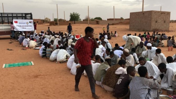 Türkiye'den Afganistan ve Sudan’da binlerce kişiye iftar