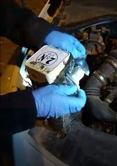 Akılalmaz yöntem! Uyuşturucuyu motor kısmına gizlemişler