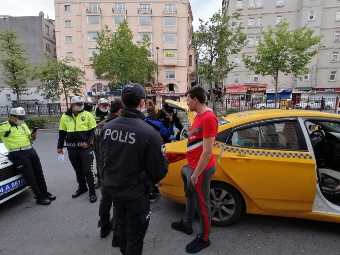 Beyoğlu’nda polis uygulamasında ilginç olay! Taksiden çıkan sahte dolarları kimse sahiplenmedi