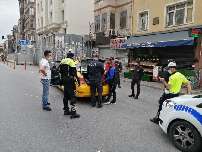 Beyoğlu’nda polis uygulamasında ilginç olay! Taksiden çıkan sahte dolarları kimse sahiplenmedi