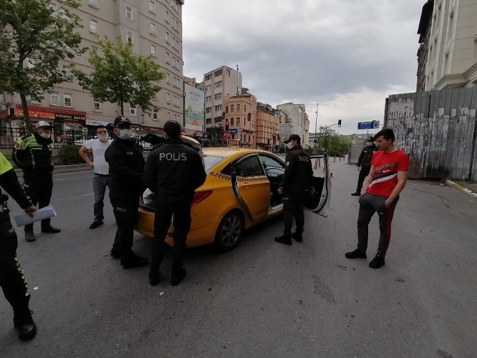 Beyoğlu’nda polis uygulamasında ilginç olay! Taksiden çıkan sahte dolarları kimse sahiplenmedi