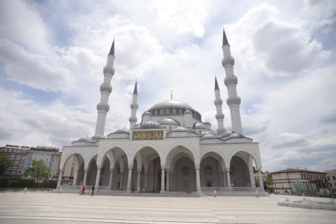 Camiler, kısıtlama sonrası kılınacak ilk namaz için dezenfekte ediliyor