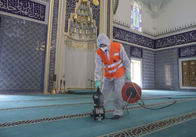 Camiler, kısıtlama sonrası kılınacak ilk namaz için dezenfekte ediliyor