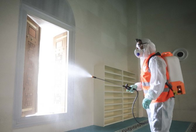 Camiler, kısıtlama sonrası kılınacak ilk namaz için dezenfekte ediliyor