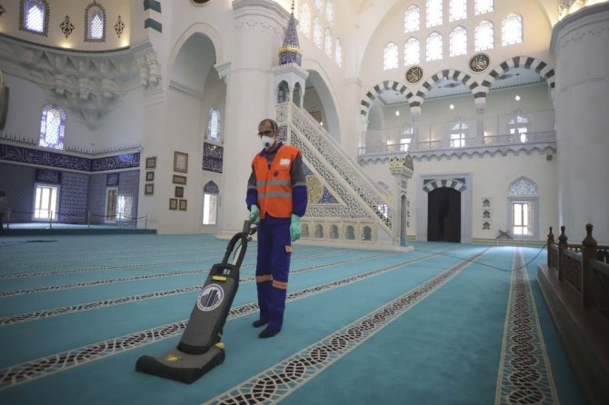 Camiler, kısıtlama sonrası kılınacak ilk namaz için dezenfekte ediliyor