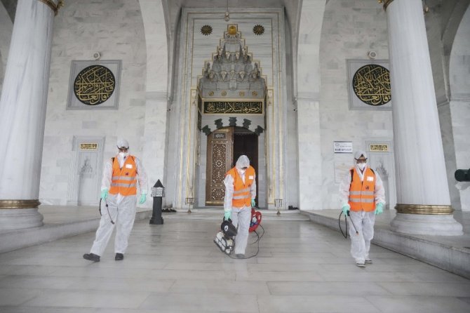 Camiler, kısıtlama sonrası kılınacak ilk namaz için dezenfekte ediliyor