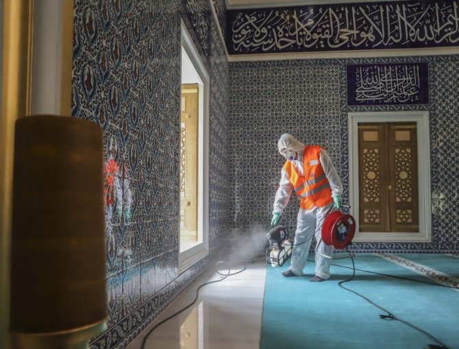 Camiler, kısıtlama sonrası kılınacak ilk namaz için dezenfekte ediliyor