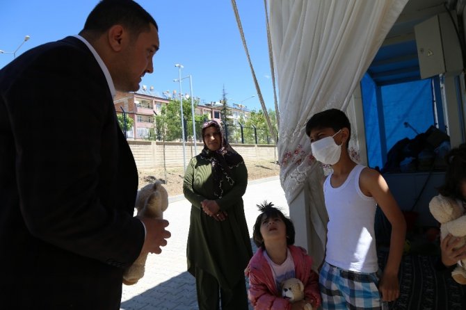 CHP'li milletvekili, konteyner kentte kalan çocukların yüzünü hediye oyuncaklarla güldürdü