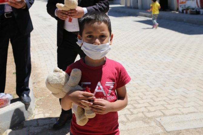 CHP'li milletvekili, konteyner kentte kalan çocukların yüzünü hediye oyuncaklarla güldürdü