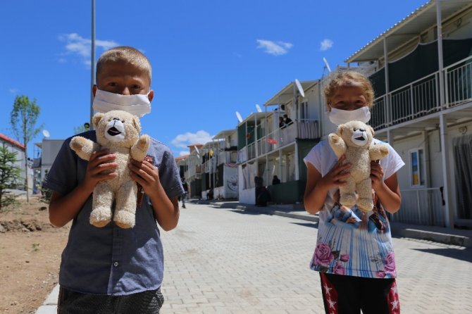 CHP'li milletvekili, konteyner kentte kalan çocukların yüzünü hediye oyuncaklarla güldürdü