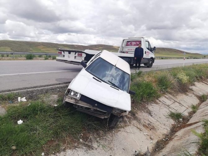 Çorum'da otomobil su kanalına uçtu