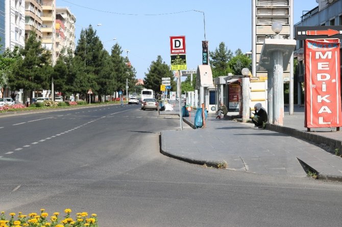 Diyarbakır’da kentin en işlek caddeleri sessizliğe büründü