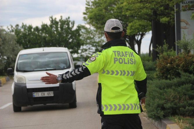 Kırıkkale'de gülümseten görüntüler! Polis ve basın güvercinleri besledi